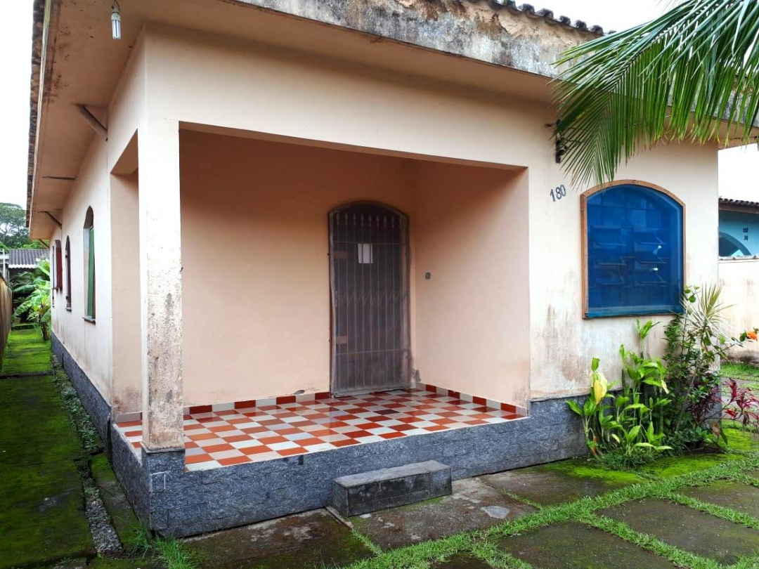 Casa com edícula e amplo terreno