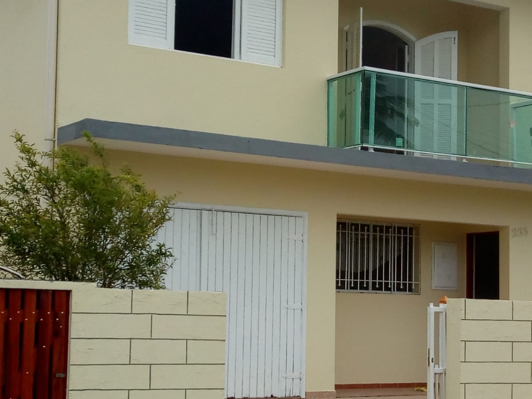 Sobrado ao lado de SESC Bertioga - 150 metros da praia.