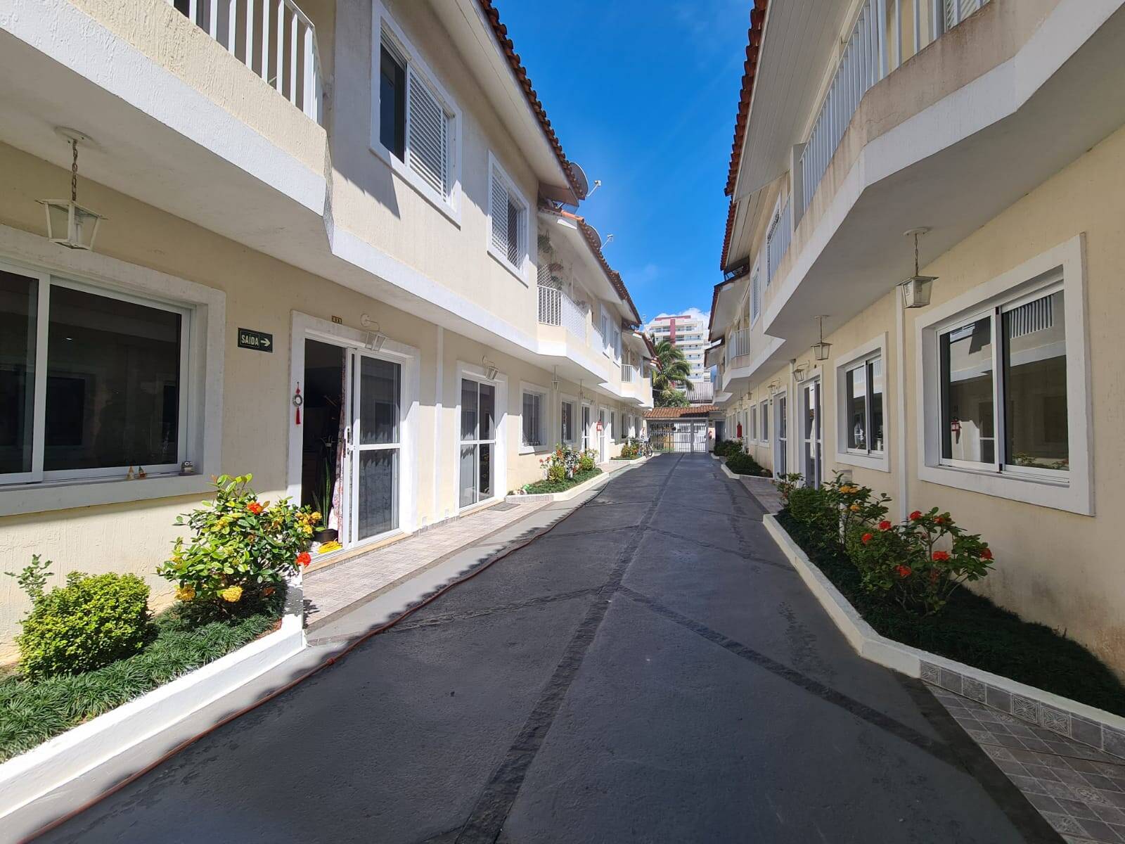 SOBRADO EM VILLÁGIO NO CENTRO DE BERTIOGA