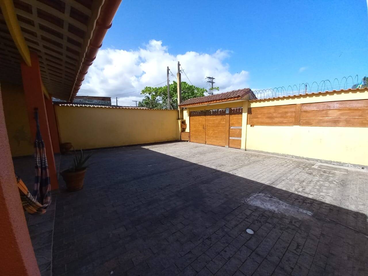 CASA COM EDICULA 100mts da Praia.