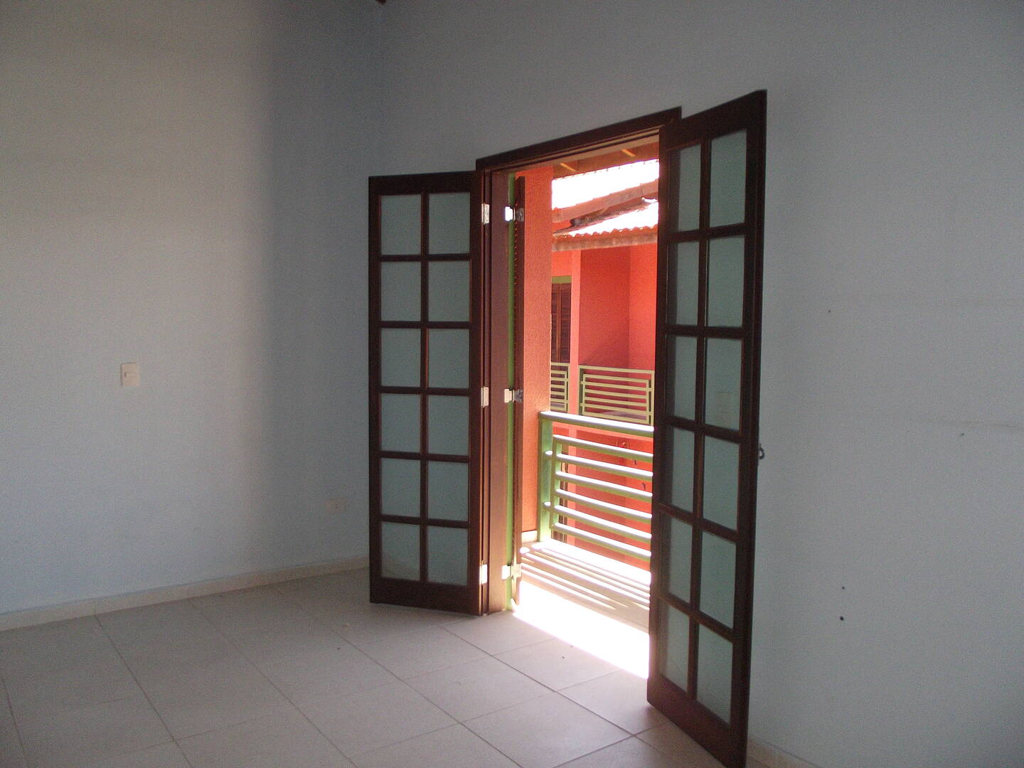 SOBRADO EM CONDOMINIO - INDAIA 200mt da praia.