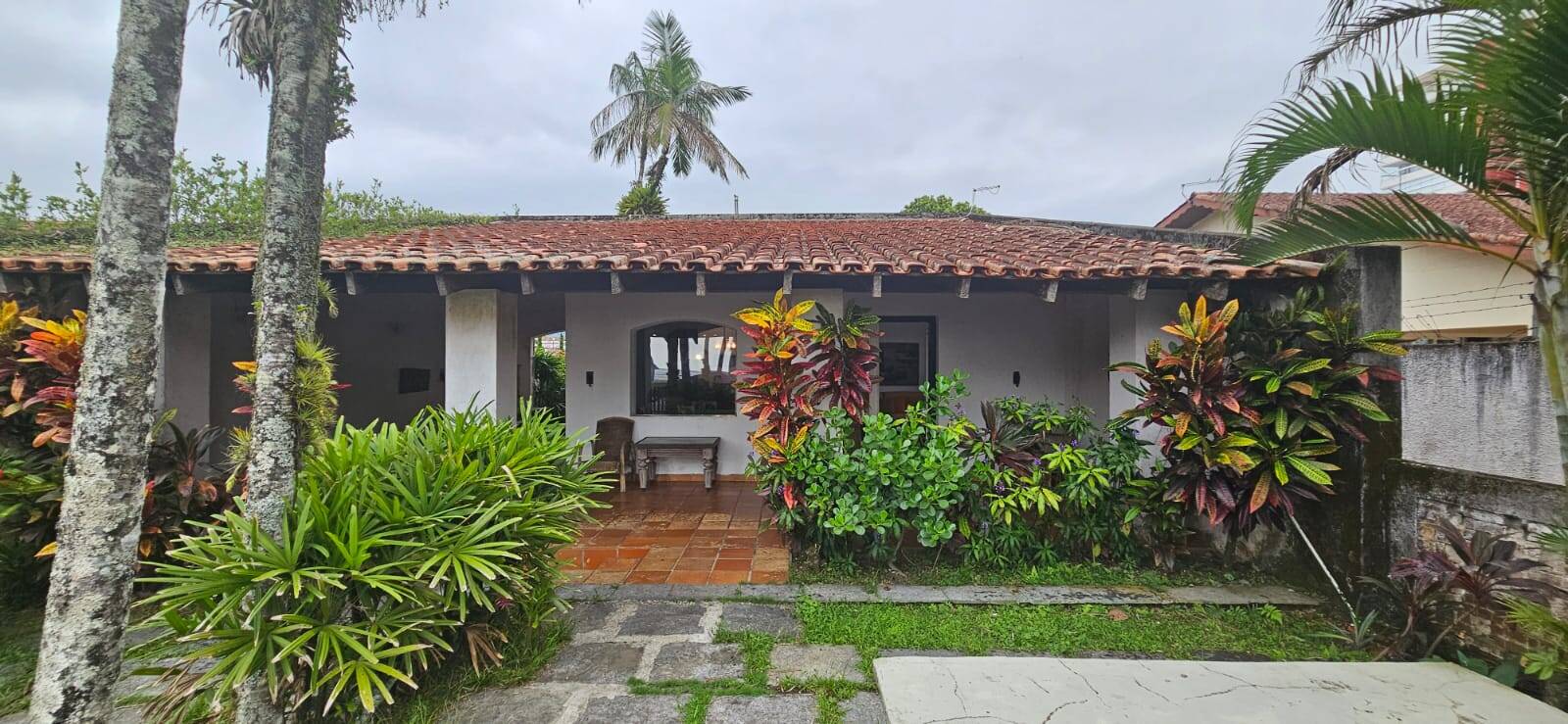 Área com casa em frente ao mar, em Bertioga.